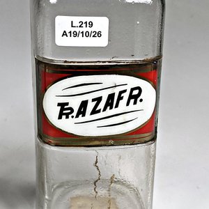 Dos Frascos de Farmacia Antiguos de Vidrio con Tapones - imagen 3
