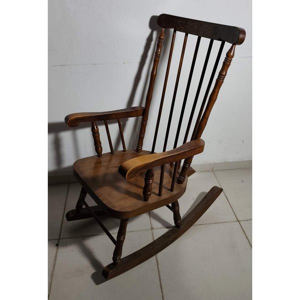 Sillón Mecedor Clásico de Madera Oscura