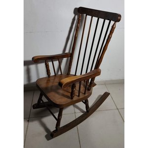 Lote siguiente: Sillón Mecedor Clásico de Madera Oscura