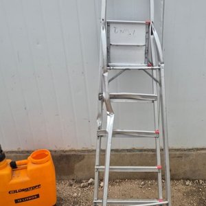 Escalera Tijera de alumnio de 5 Escalones dañado el larguero izquierdo muestra un dobles en el aluminio - 2 Pulverizadoras con Faltantes - Mini Motosierra a la Vista - imagen 3