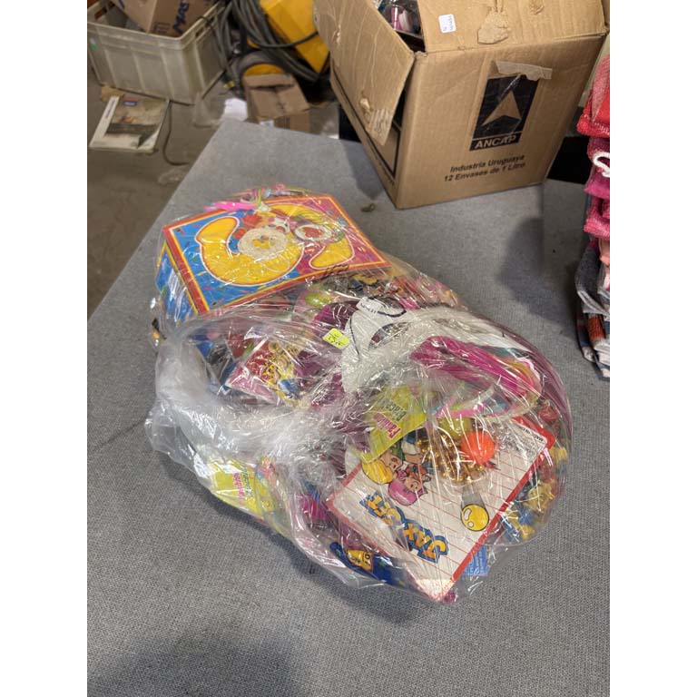 Lote siguiente: Bolsas de fiesta con decoraciones y confeti