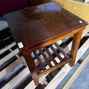 Lote siguiente: Mesa Auxiliar de Madera Oscura con Estante Inferior