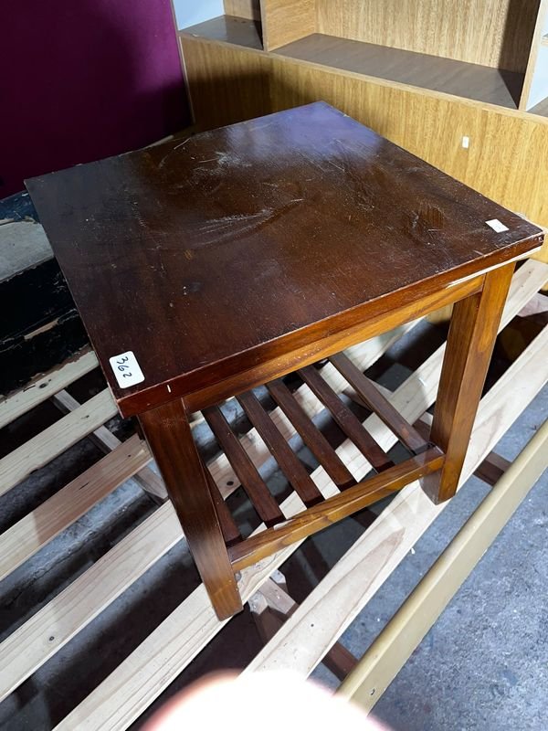 Mesa Auxiliar de Madera Oscura con Estante Inferior