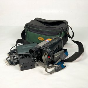 Lote siguiente: Filmadora Sony Handycam Vision CCD-TRV108 con estuche y accesorios