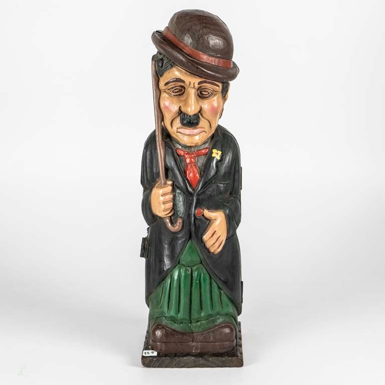 Lote siguiente: Figurita de madera tallada de Charles Chaplin