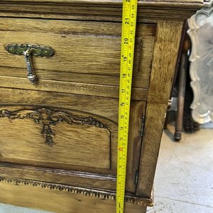 Mesita de Luz Antigua de Roble Tallado con Cajón y Puerta - imagen 6