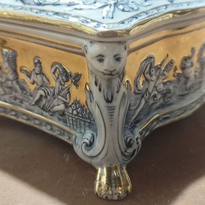 Cofre Antiguo Cerámica Capo di Monte con Tapa y Detalles Dorados - imagen 7