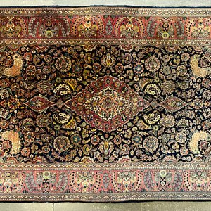 Lote siguiente: Alfombra Persa Clásica Azul, Roja y Beige con Diseños Florales