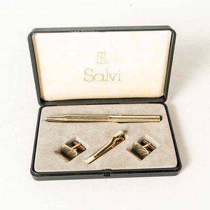 Lote siguiente: Set de Gemelos, Pisacorbatas y Lapicera "Salvi" con Estuche
