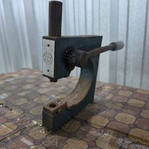 Mesa de Trabajo Antigua con Prensa Manual de Palanca y Base de Máquina de Coser - imagen 4