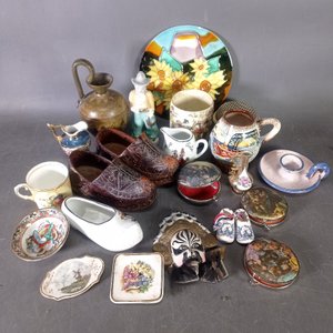 Lote de 20 piezas: par de zapatos de cuero y madera, mates, palmatoria y más - imagen 2