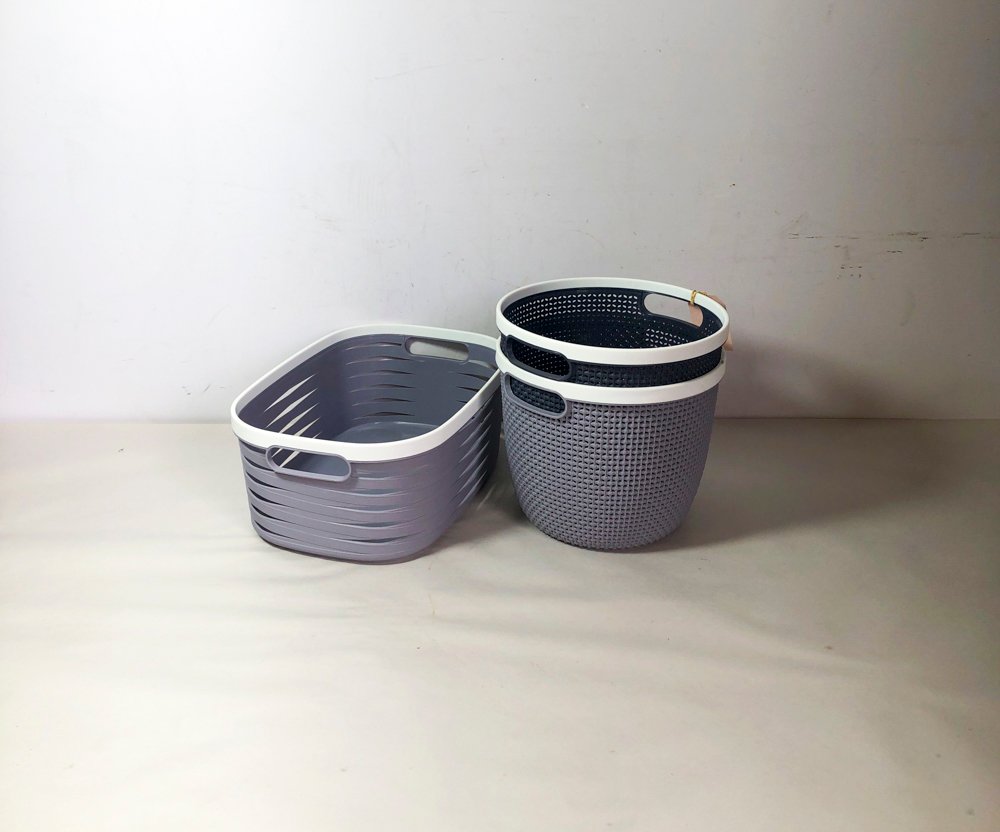 Tres cestos organizadores: uno rectangular gris y dos redondos
