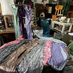 Lote siguiente: Lote de Ropa Brillante y Accesorios de Fiesta
