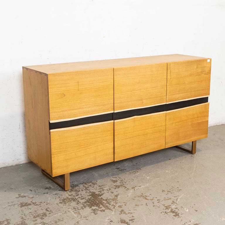 Aparador de Madera con Tres Puertas y Patas Metálicas