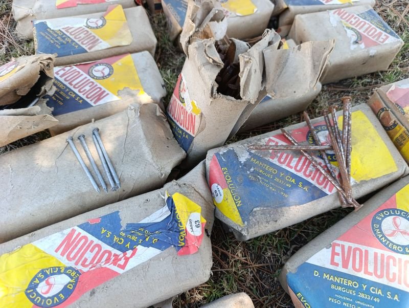 Caja de clavos en buen estado - imagen 4
