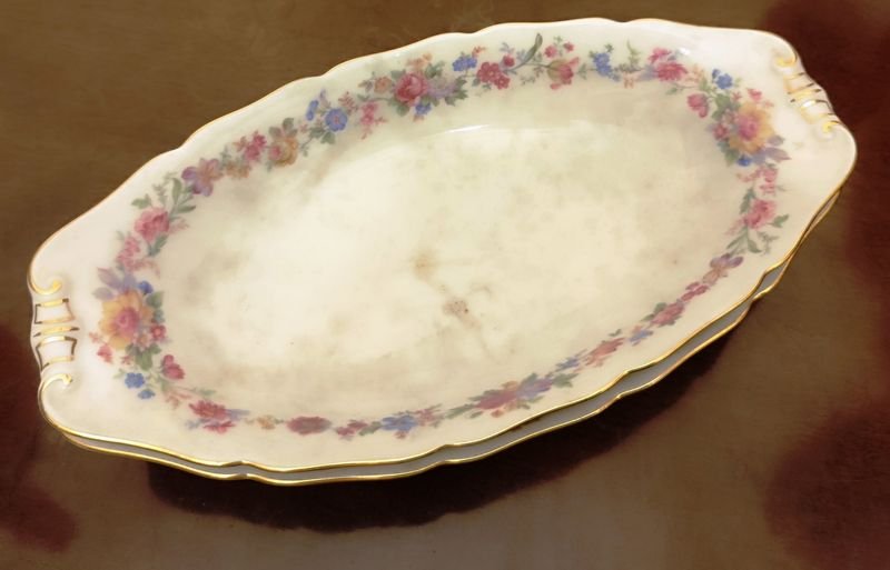 Monumental set hipercompleto de 114 piezas en inmaculado estado, de lo mejor de la porcelana alemana Hutschenreuther para 12 personas, pero viene con 24 platos de mesa de 24 cms, 12 hondos de 24 cms también, 12 de postre o entrada de 19 cms, sopera, tarrina, 2 ensaladeras, 7 fuentes (3 ovaladas, 2 redondas y 2 cuadradas, de diferentes tamaños), salsera, dulcera o mantequera, 2 copetineros, lechera, azucarero, tetera, 12 tazas y platillos de café y 12 tacitas de café con sus respectivos platitos. Lo único que parecería faltar es la cafetera. A simple vista todo está inmaculado, salvo 2 de los 24 platos grandes, donde uno está restaurado y el otro presenta una mínima fisura superficial, una mínima fisura en uno de los copetineros, y un mínimo chip en el borde del azucarero. El precio es por todo el lote. NO SE ENVÍA NI SE EMBALA. - imagen 9