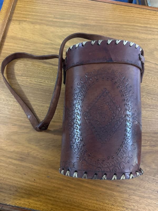 Lote siguiente: Matera de cuero con diseño embajador