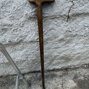 Andador Plegable Metálico y Bastón de Madera - imagen 2