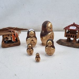 Set Decorativo de 7 Piezas: Matrioskas Rusas y Miniaturas de Edificios en Madera - imagen 4