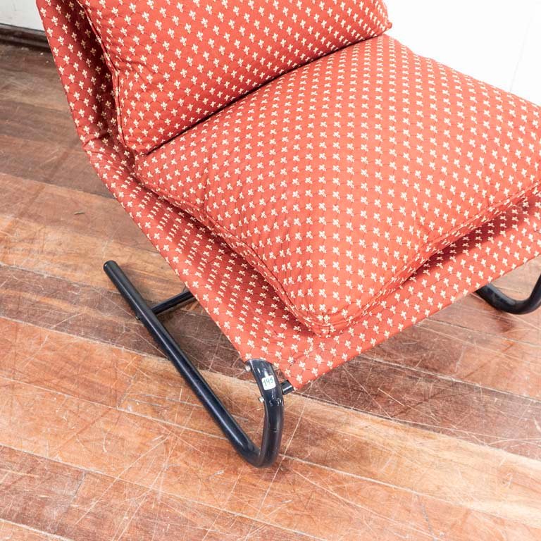 Sillón bajo de diseño moderno con detalles en el tapizado - imagen 2