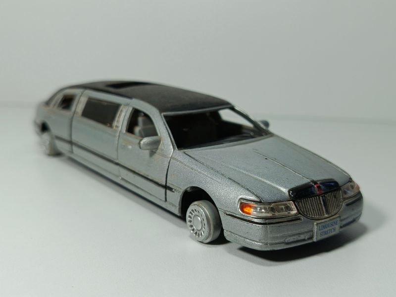 Lote siguiente: Juguete coleccionable Lincoln limusina en metal