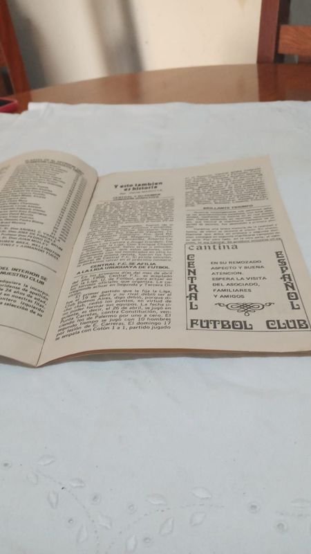 Libro antiguo con manchas en la cubierta y contratapa - imagen 2