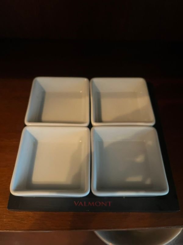 Copetinero de Madera con 4 Cuencos Cuadrados