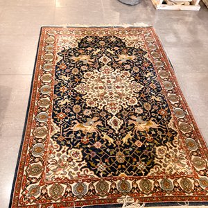 Lote siguiente: Alfombra Persa con Diseños de Pájaros y Flores