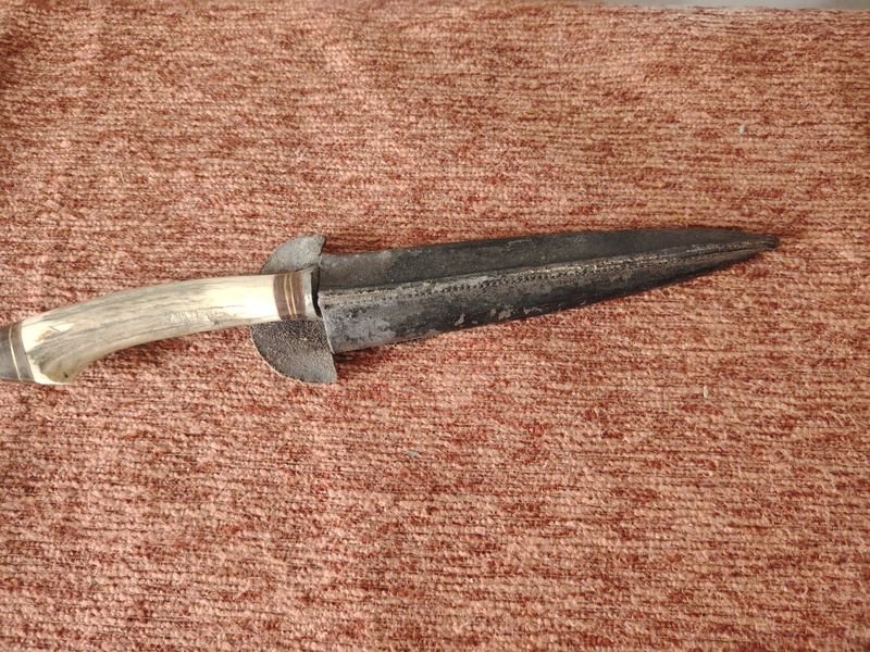 Cuchillo Artesanal con Mango de Guampa y Vaina de Cuero