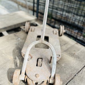 Lote anterior: Carretilla de Carga Metálica Antigua con Ruedas
