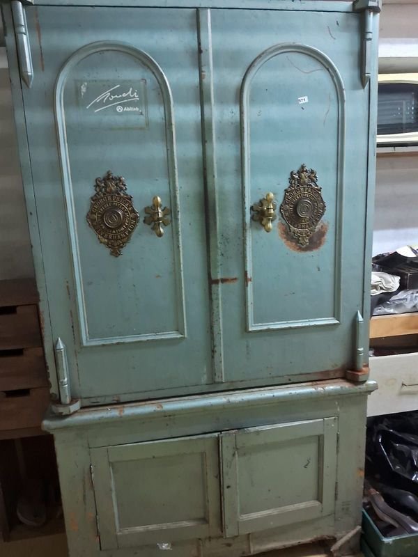 Antigua Caja Fuerte de Hierro con Llaves y Base de Madera