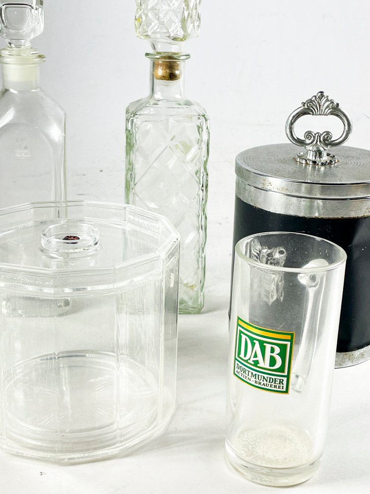 Botellas y jarra con monograma en buen estado - imagen 3