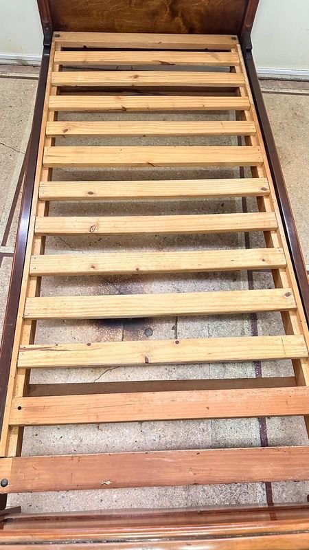 Cama antigua de madera con detalles - imagen 5