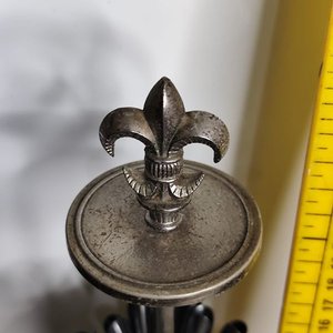 Cigarrera Antigua Forrada en Cuero con Flor de Lis y Escudo - imagen 6