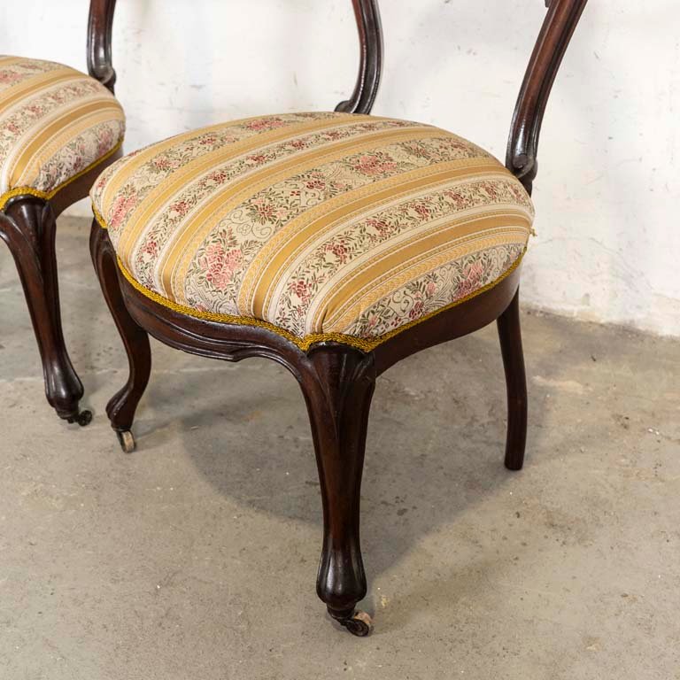 Sillas victorianas con detalles en la madera y tapizados para limpiar - imagen 2