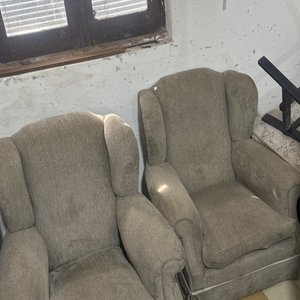 Lote siguiente: Par de Sillones Estilo Wingback Tapizados en Tela Gris
