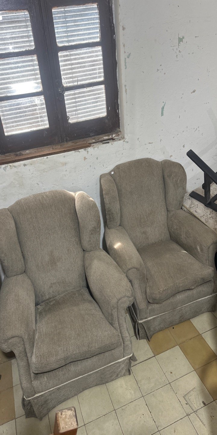 Par de Sillones Estilo Wingback Tapizados en Tela Gris