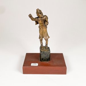 Figura de Bronce de Personaje con Pedestal - imagen 2