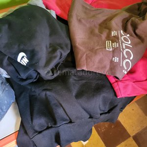 Lote de Ropa: Gorros, Buzos y Chaqueta Acolchada - imagen 5