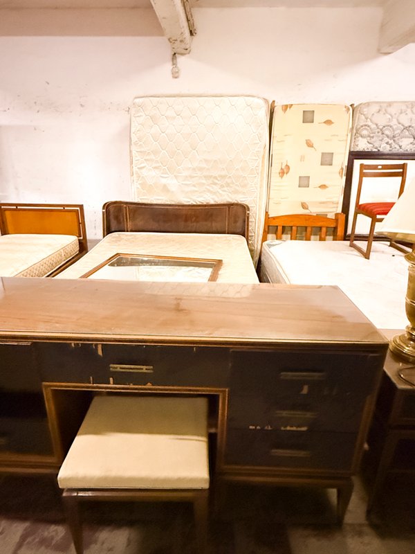 Mueble de tocador antiguo con espejo y banqueta