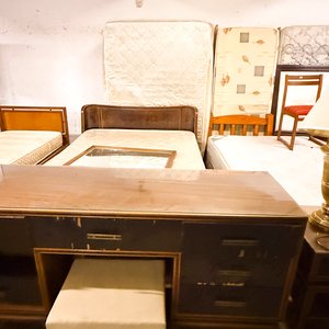 Lote siguiente: Mueble de tocador antiguo con espejo y banqueta