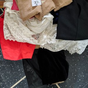Lote anterior: Lote de Ropa de Dama y Telas Variadas