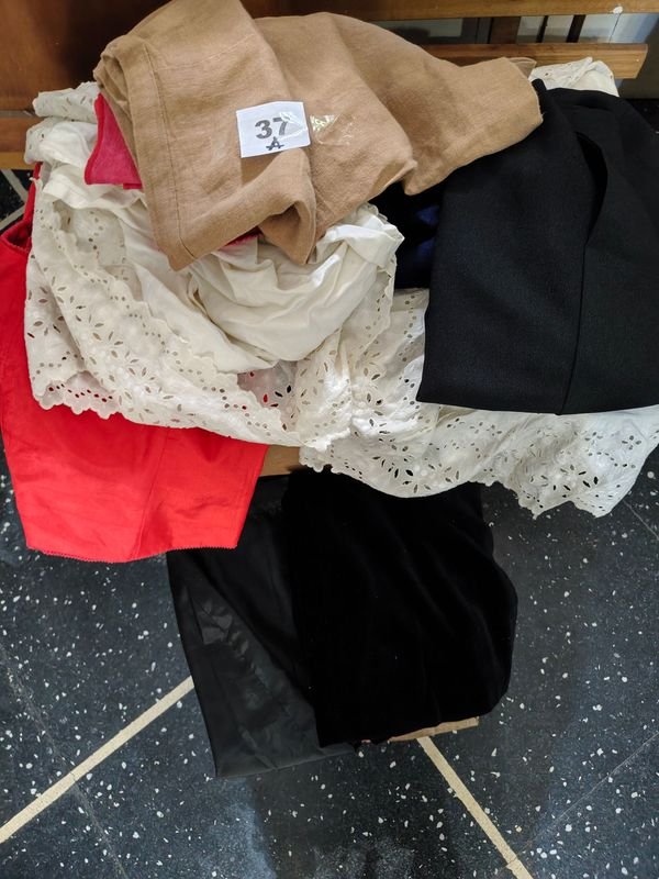 Lote de Ropa de Dama y Telas Variadas