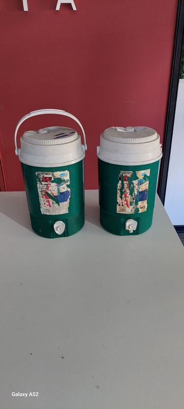 Lote siguiente: Par de termos plásticos con diseño colorido