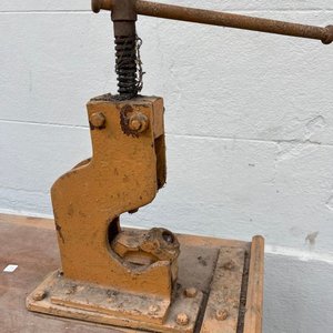 Mesa de Trabajo Antigua con Prensa de Hierro Amarilla - imagen 5