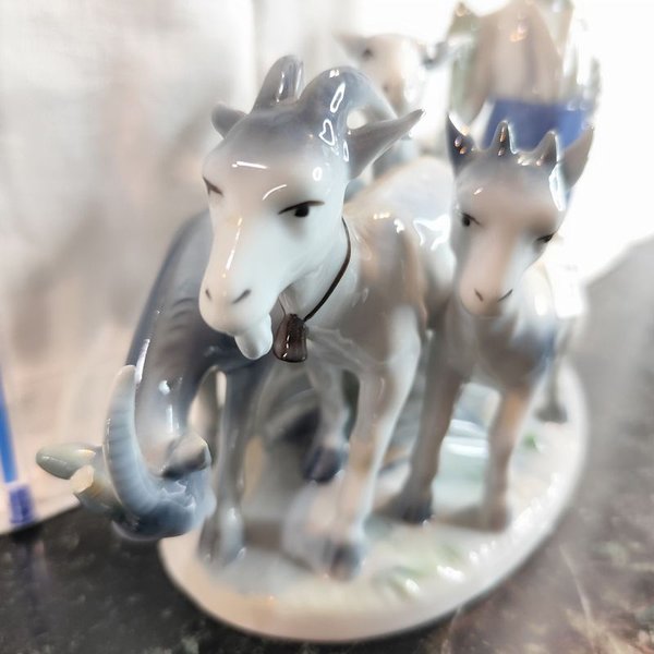 Figurita de porcelana alemana de pastor con sus cabras - imagen 2
