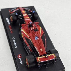 Réplica Ferrari SF24 Charles Leclerc 1:43 Burago con Piloto - imagen 4
