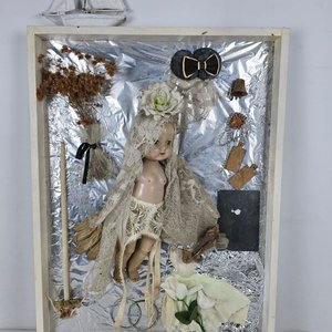 Ensamblaje Artístico Surrealista y Dadaísta de Doris Ryffel-Rawak con Folletos y Catálogos - imagen 2