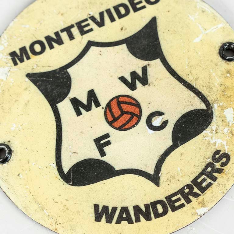 Escudo de Montevideo Wanderers de chapa litografiada - imagen 3