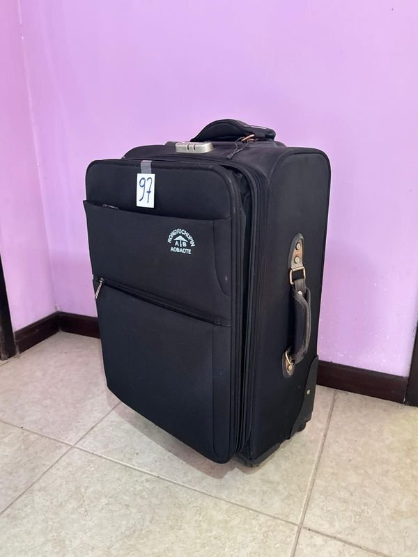 Lote siguiente: VALIJA DE VIAJE CON RUELAS